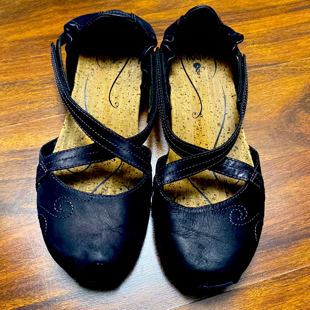 AHNU FLATS BLACK LEATHER ADJUSTABLE STRAPS SIZE 7 1/2 CORK INSOLE